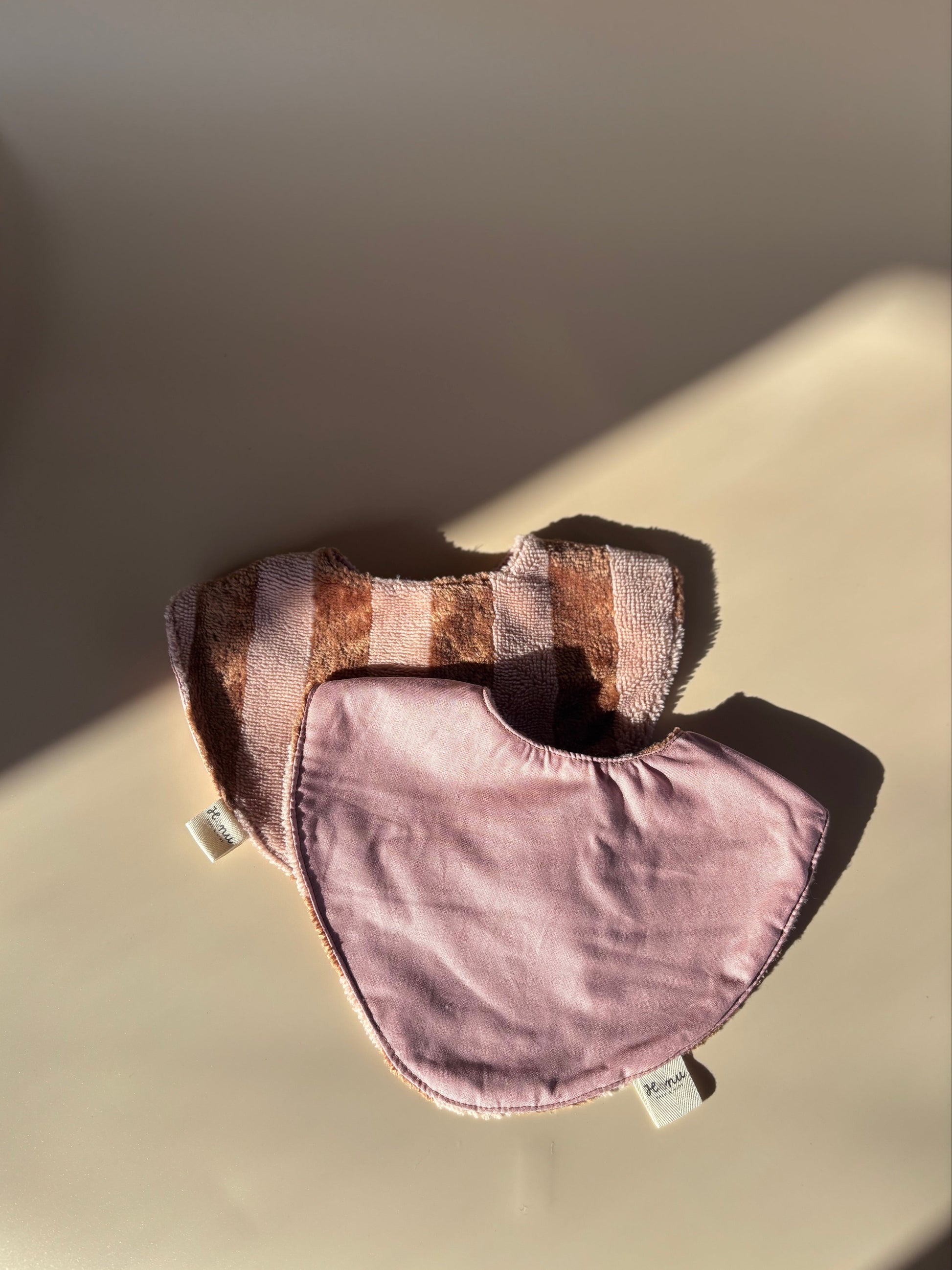 Pack baberos: rayas rosa y marrón